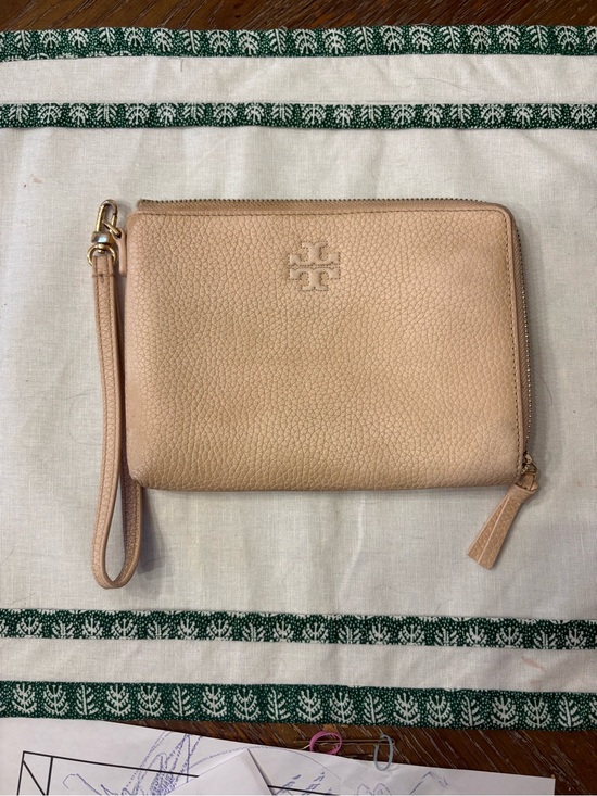 Tory Burch Handbags - Tory Burch Pebbled Leather Wristlet Clutch in Blush Pink